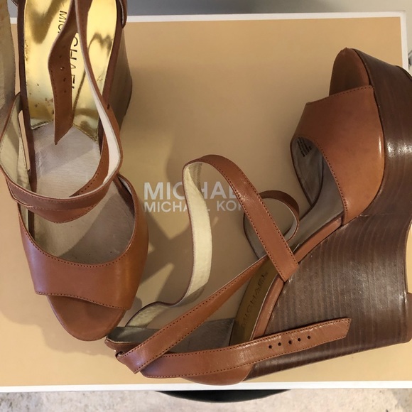 Mk tan wedges - Picture 2 of 4